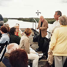 Laurens van der Zee leest bij vaartocht natuurmonumenten 2003